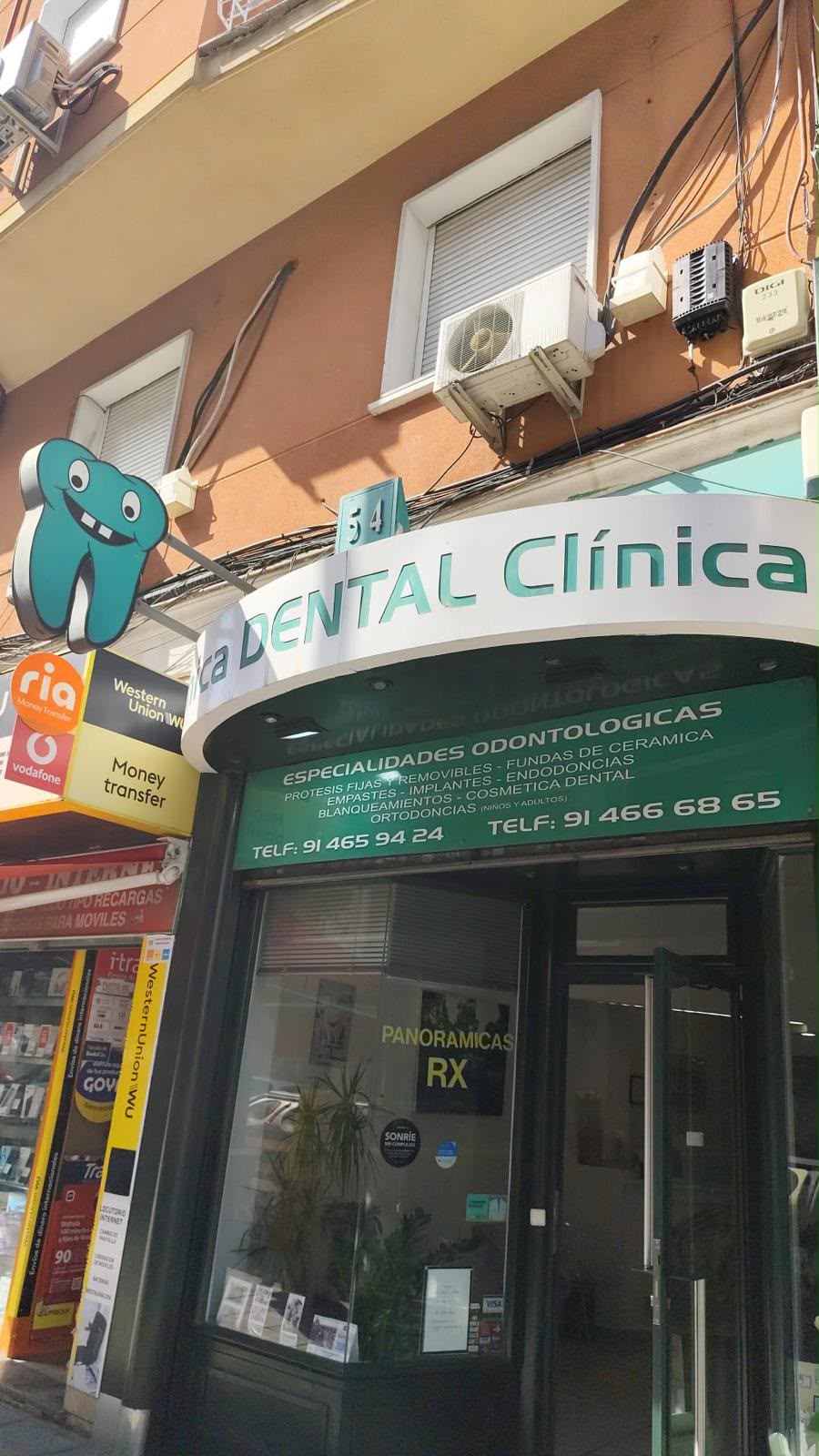 Fachada exterior de Especialidades Odontológicas en Carabanchel