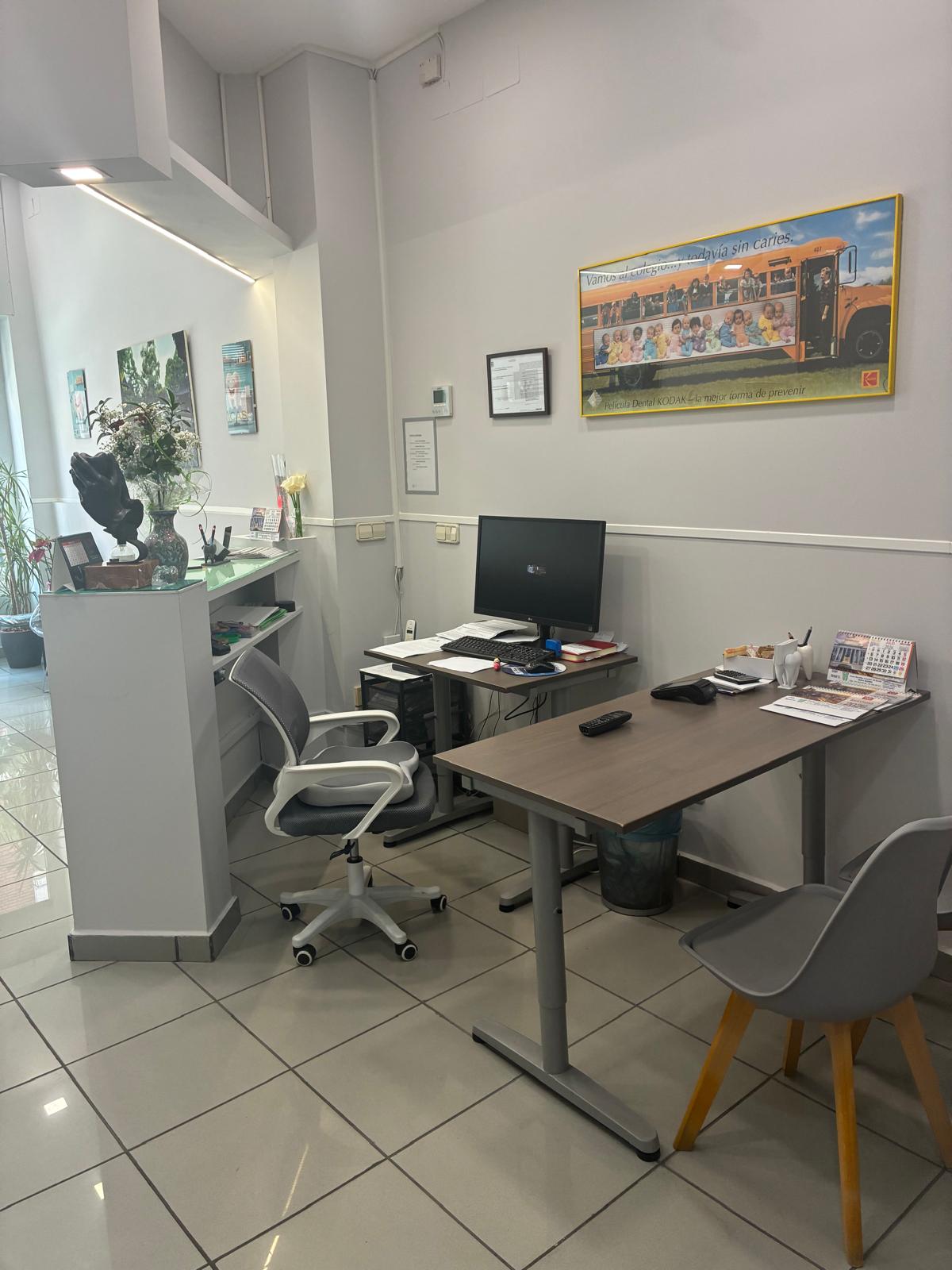Recepción de la clínica dental Especialidades Odontológicas en Carabanchel