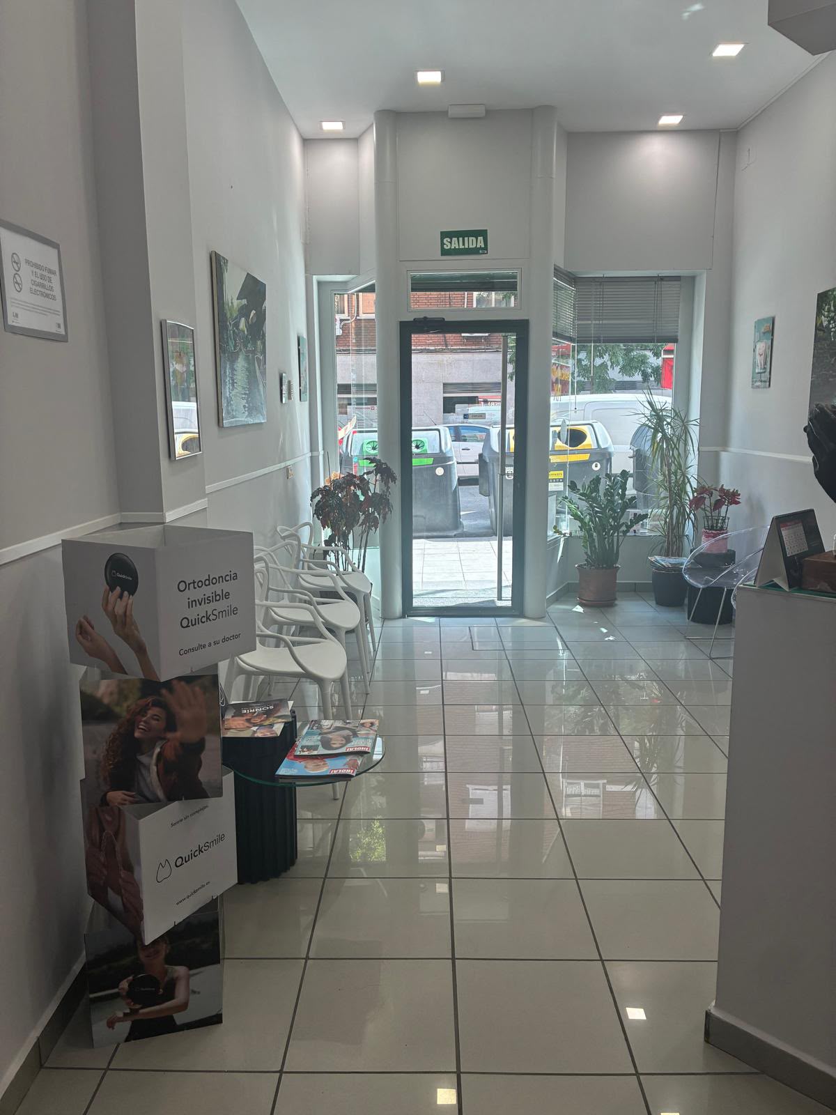 Sala de espera clínica dental Madrid Sur