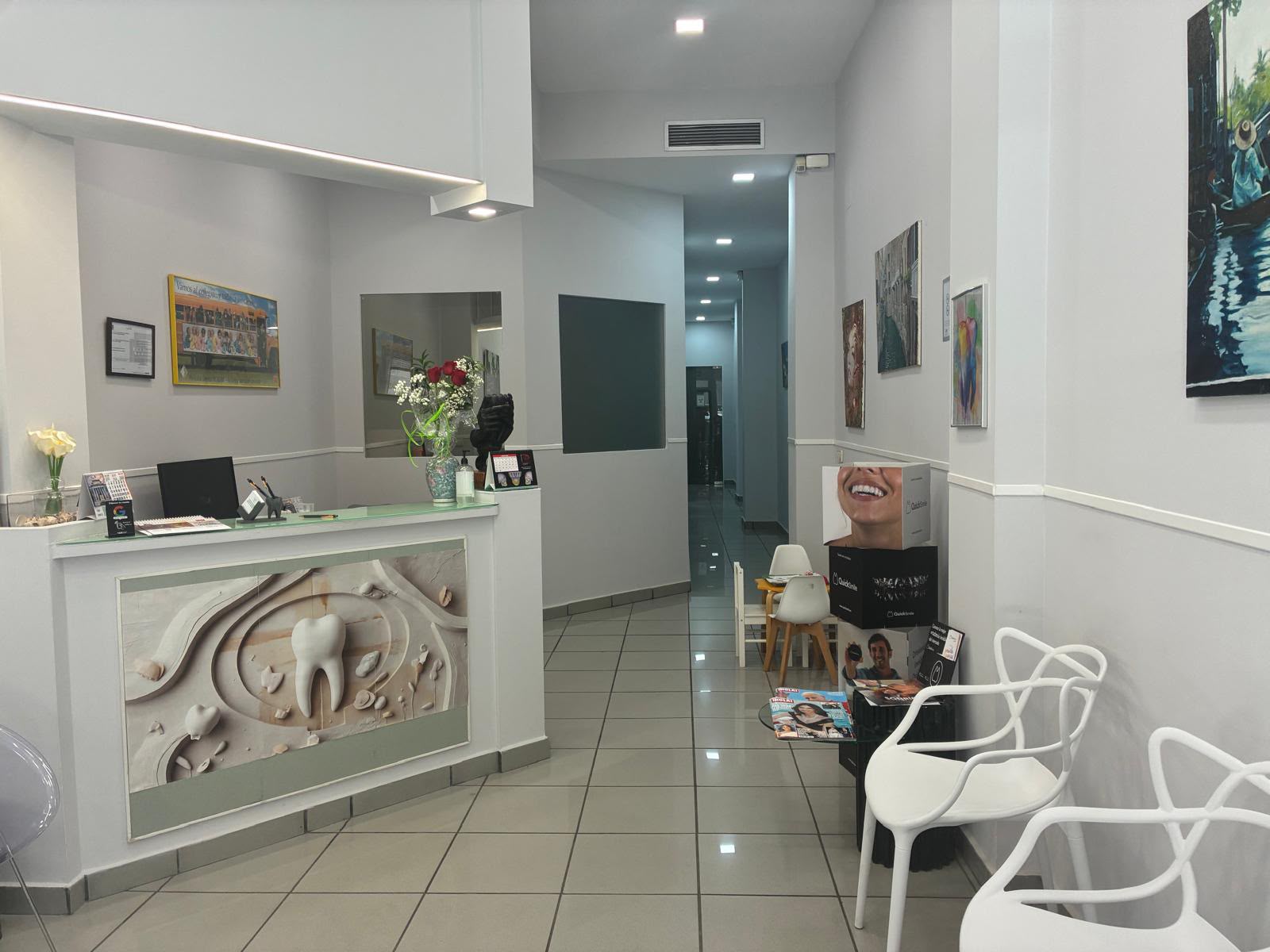 Sala de espera y pasillo de la clínica dental