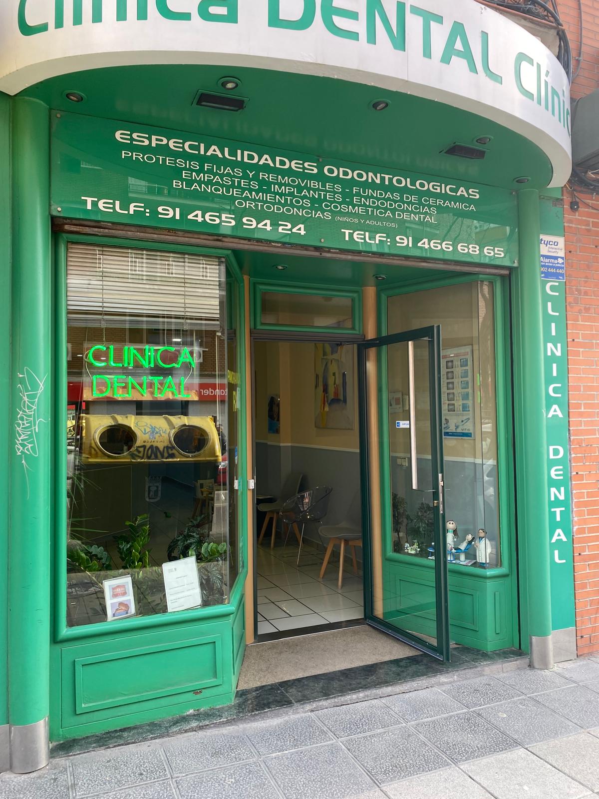Fachada exterior de la clínica dental Especialidades Odontológicas en Carabanchel, Madrid